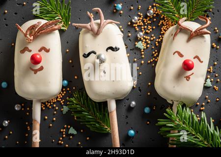 Des pop-clins uniques qui ressemblent à de jolis rennes de Noël.Des friandises créatives et uniques pour Noël. Banque D'Images