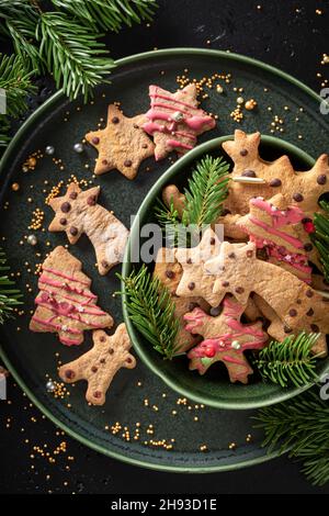 Petits gâteaux maison de pain d'épice de Noël comme en-cas de Noël parfait.Biscuits de pain d'épice pour Noël. Banque D'Images