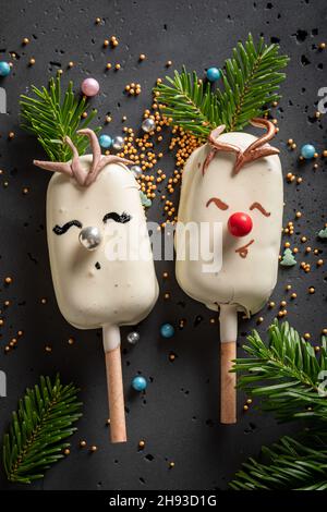 De doux pop-sicles décorés comme des rennes pour Noël.Des friandises créatives et uniques pour Noël. Banque D'Images