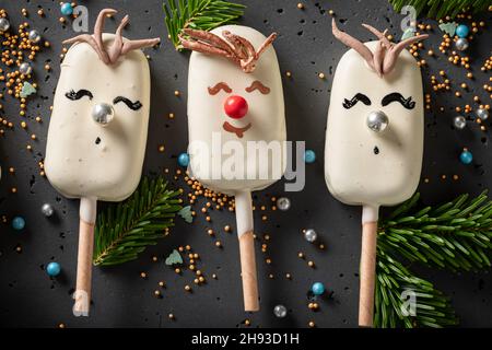 Des petits gâteaux faits maison qui ressemblent à de jolis rennes de Noël.Des friandises créatives et uniques pour Noël. Banque D'Images
