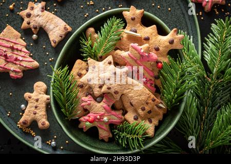 Traditionnellement, les petits gâteaux de pain d'épice sont des en-cas de Noël parfaits.Biscuits de pain d'épice pour Noël. Banque D'Images