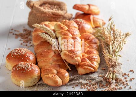 Une variété de pains faits maison sur une table dans une cuisine rustique.Variété de pains faits maison. Banque D'Images