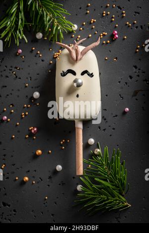 Des popsicles doux qui ressemblent à de jolis rennes de Noël.Des friandises créatives et uniques pour Noël. Banque D'Images