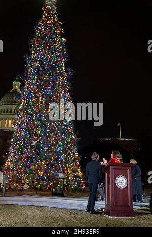 Washington, États-Unis d'Amérique.01 décembre 2021.Nancy Pelosi, la conférencière de la Maison des États-Unis, applaudit après avoir allumé l'arbre de Noël du Capitole avec Michael Mavris, un élève de 5e rang, lors d'une cérémonie sur la pelouse ouest du Capitole des États-Unis le 1er décembre 2021 à Washington, DC.L'arbre est un Fir blanc de 84 pieds de haut de la forêt nationale de six Rivers en Californie.Crédit : Tanya E Flores/USFS/Alay Live News Banque D'Images