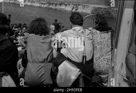 Polska, 1947-06-01.¯egluga rzeczna.pasa¿erowie podczas rejsu po Wiœle na statku wycieczkowym. ps/gr PAP Dok³adny dzieñ wydarzenia nieustalony.Pologne, 1er juin 1947.Navigation fluviale.Photo : passagers à bord d'un bateau de plaisance lors d'une croisière sur la Vistule. ps/gr PAP Banque D'Images