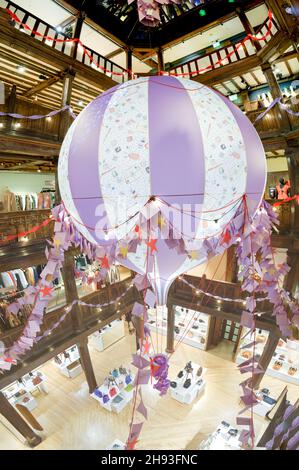 Vue de haut en bas d'une décoration de montgolfière suspendue géante au magasin Liberty de Regent Street pour les amateurs de Noël, Londres Angleterre Royaume-Uni Banque D'Images