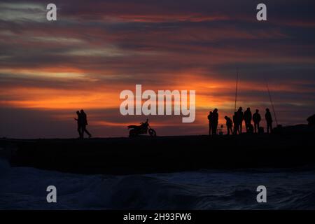 Rafah, Gaza.03ème décembre 2021.Les Palestiniens et les pêcheurs se tiennent sur une plage au coucher du soleil à Rafah, dans le sud de la bande de Gaza, le vendredi 3 décembre 2021.Photo par Ismael Mohamad/UPI crédit: UPI/Alay Live News Banque D'Images