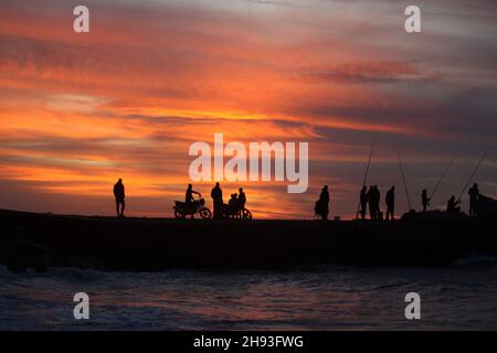 Rafah, Gaza.03ème décembre 2021.Les Palestiniens et les pêcheurs se tiennent sur une plage au coucher du soleil à Rafah, dans le sud de la bande de Gaza, le vendredi 3 décembre 2021.Photo par Ismael Mohamad/UPI crédit: UPI/Alay Live News Banque D'Images