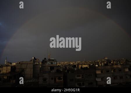 Rafah, Gaza.03ème décembre 2021.Un arc-en-ciel apparaît au-dessus de la ville de Gaza le vendredi 3 décembre 2021, par temps pluvieux.Photo par Ismael Mohamad/UPI crédit: UPI/Alay Live News Banque D'Images