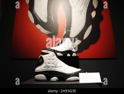 New York, États-Unis.03ème décembre 2021.Une paire de sneakers Michael Jordan, portées et signées Air Jordan XIII « Het's Got Game », sont exposées lors de la semaine de luxe de Christie, avec bijoux, montres, baskets, sacs à main et accessoires à New York le vendredi 3 décembre 2021.Photo de John Angelillo/UPI crédit: UPI/Alay Live News Banque D'Images