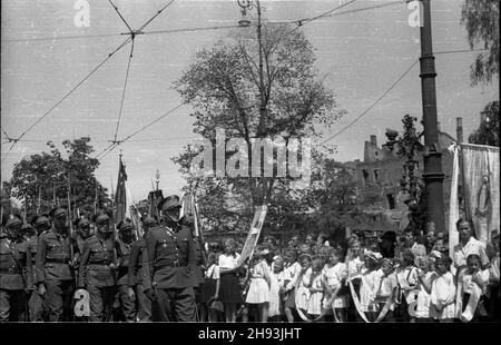 Varsovie, 1947-06-05.Procesja Bo¿ego Cia³a na Krakowskim Przedmieœciu.NZ. Maszeruje Kompania Honorowa Wojska Polskiego. ps/gr PAPVarsovie, le 5 juin 1947.Une procession Corpus Cristi dans la rue Krakowskie Przedmiescie.Photo : la Garde d'honneur de l'armée polonaise marche. ps/gr PAP Banque D'Images