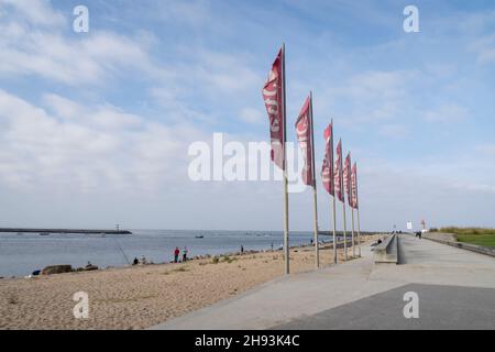 Les visiteurs pêchent à l'embouchure du Douro alors qu'il se jette dans l'océan Atlantique le long des Portugais Camino à Porto, Portugal.Cette route du Banque D'Images