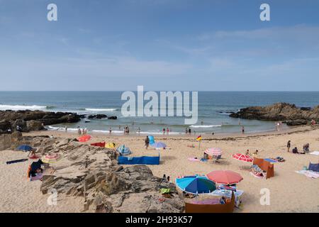 Les visiteurs apprécient Praia de Leça da Palmeira le long du Camino Portugais à Matosinhos, Portugal.Cette route du pèlerinage de Camino de Santiago court NOR Banque D'Images