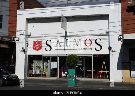 Open Salvos Store, géré par l'Armée du Salut, sur Glenferrie Rd pendant la saison des achats de Noël Banque D'Images