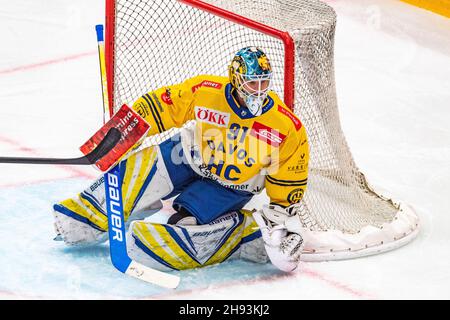 Lausanne, Vaudoise Arena, Suisse.3 décembre 2021.Lausanne Suisse, 12/03/2021: Gilles Senn (gardien de but) de HC Davos (91) est en action lors du 31e match de la saison 2021-2022 de la Ligue nationale suisse avec le HC et HC Davos de Lausanne (Credit image: © Eric Dubost/Pacific Press via ZUMA Press Wire) Credit: ZUMA Press, Inc./Alay Live News Banque D'Images