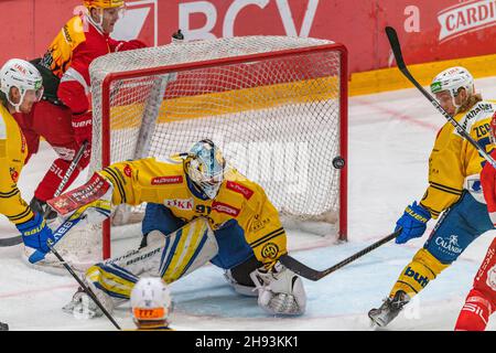 Lausanne, Vaudoise Arena, Suisse.3 décembre 2021.Lausanne Suisse, 12/03/2021: Gilles Senn (gardien de but) de HC Davos (91) est en action lors du 31e match de la saison 2021-2022 de la Ligue nationale suisse avec le HC et HC Davos de Lausanne (Credit image: © Eric Dubost/Pacific Press via ZUMA Press Wire) Credit: ZUMA Press, Inc./Alay Live News Banque D'Images