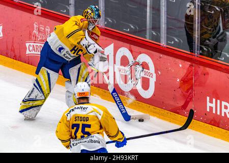 Lausanne, Vaudoise Arena, Suisse.3 décembre 2021.Lausanne Suisse, 12/03/2021: Gilles Senn (gardien de but) de HC Davos (91) est en action lors du 31e match de la saison 2021-2022 de la Ligue nationale suisse avec le HC et HC Davos de Lausanne (Credit image: © Eric Dubost/Pacific Press via ZUMA Press Wire) Credit: ZUMA Press, Inc./Alay Live News Banque D'Images