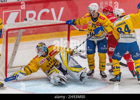 Lausanne, Vaudoise Arena, Suisse.3 décembre 2021.Lausanne Suisse, 12/03/2021: Gilles Senn (gardien de but) de HC Davos (91) est en action lors du 31e match de la saison 2021-2022 de la Ligue nationale suisse avec le HC et HC Davos de Lausanne (Credit image: © Eric Dubost/Pacific Press via ZUMA Press Wire) Credit: ZUMA Press, Inc./Alay Live News Banque D'Images