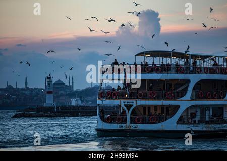 Istanbul, Turquie.03ème décembre 2021.Ferry des lignes de la ville vu au départ de la jetée de Kadikoy.Crédit : SOPA Images Limited/Alamy Live News Banque D'Images