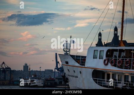 Istanbul, Turquie.03ème décembre 2021.Le ferry des lignes de la ville vous attend à l'embarcadère de Kadikoy.Crédit : SOPA Images Limited/Alamy Live News Banque D'Images