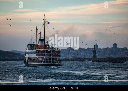 Istanbul, Turquie.03ème décembre 2021.Les lignes de ferry partent en direction de l'embarcadère d'Eminonu.Crédit : SOPA Images Limited/Alamy Live News Banque D'Images