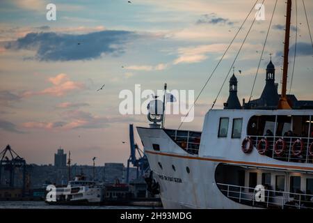 Istanbul, Turquie.03ème décembre 2021.Le ferry des lignes de la ville vous attend à l'embarcadère de Kadikoy.(Photo par Onur Dogman/SOPA Images/Sipa USA) crédit: SIPA USA/Alay Live News Banque D'Images