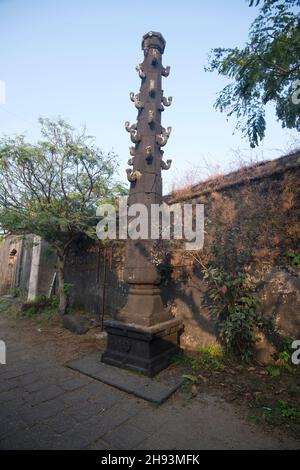 Pilier de lampe géant à l'extérieur de la porte du temple à l'intérieur du fort de Kolaba, Alibaug, Maharashtra, Inde Banque D'Images