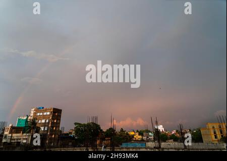 Arc-en-ciel sur un ciel nuageux, Howrah, Bengale-Occidental, Inde Banque D'Images