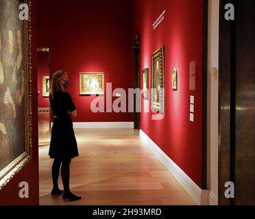 Londres, Royaume-Uni.3 décembre 2021.Une femme voit des œuvres pour vente aux enchères lors d'un aperçu médiatique de la vente aux enchères de la semaine classique de Londres Christie à Londres, Royaume-Uni, le 3 décembre 2021.Christie's London Classic week présente des œuvres d'art de l'antiquité au XXIe siècle, couvrant cinq ventes aux enchères en direct et quatre ventes en ligne uniquement.Crédit : Li Ying/Xinhua/Alay Live News Banque D'Images