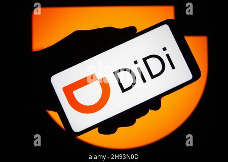 Ukraine.03ème décembre 2021.Dans cette illustration, le logo Didi Chuxing Technology Co. Est affiché sur un smartphone dans une main.Crédit : SOPA Images Limited/Alamy Live News Banque D'Images