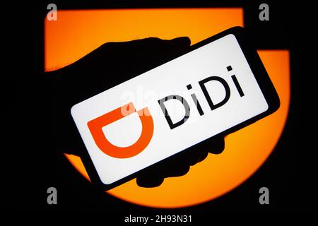 Ukraine.03ème décembre 2021.Dans cette illustration, le logo Didi Chuxing Technology Co. Est affiché sur un smartphone dans une main.(Photo de Pavlo Gonchar/SOPA Images/Sipa USA) crédit: SIPA USA/Alay Live News Banque D'Images