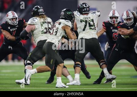 Las Vegas, États-Unis.03ème décembre 2021.03 décembre 2021 : les Ducks de l'Oregon qui ont couru en arrière Travis Dye (26) court avec le ballon pendant le match de championnat de football PAC-12 avec les Ducks de l'Oregon et les Utes de l'Utah au stade Allegiant de Las Vegas, Nevada.Les Utes de l'Utah mènent les Canards de l'Oregon à la mi-temps de 23 à 0.Christopher Trim/CSM Credit: CAL Sport Media/Alay Live News Banque D'Images