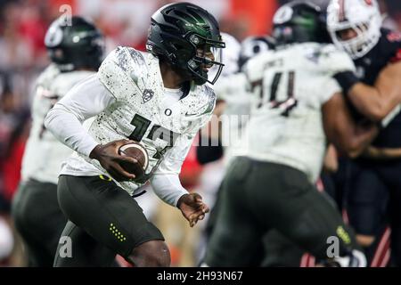 Las Vegas, États-Unis.03ème décembre 2021.03 décembre 2021 : le quarterback des Ducks de l'Oregon Anthony Brown (13) court avec le ballon lors du championnat de football PAC-12 avec les Ducks de l'Oregon et les Utes de l'Utah au stade Allegiant de Las Vegas, Nevada.Les Utes de l'Utah mènent les Canards de l'Oregon à la mi-temps de 23 à 0.Christopher Trim/CSM Credit: CAL Sport Media/Alay Live News Banque D'Images