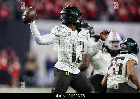 Las Vegas, États-Unis.03ème décembre 2021.03 décembre 2021 : le quarterback des Ducks de l'Oregon Anthony Brown (13) lance le ballon lors du championnat de football PAC-12 avec les Ducks de l'Oregon et les Utes de l'Utah au stade Allegiant de Las Vegas, Nevada.Les Utes de l'Utah mènent les Canards de l'Oregon à la mi-temps de 23 à 0.Christopher Trim/CSM Credit: CAL Sport Media/Alay Live News Banque D'Images