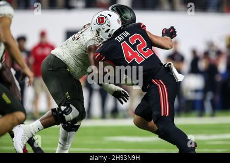 Las Vegas, États-Unis.03ème décembre 2021.03 décembre 2021 : Mika Tafua (42), la défense des Utes de l'Utah, fait rugir le passant lors du championnat de football PAC-12, avec les Ducks de l'Oregon et les Utes de l'Utah au stade Allegiant de Las Vegas, Nevada.Les Utes de l'Utah mènent les Canards de l'Oregon à la mi-temps de 23 à 0.Christopher Trim/CSM Credit: CAL Sport Media/Alay Live News Banque D'Images