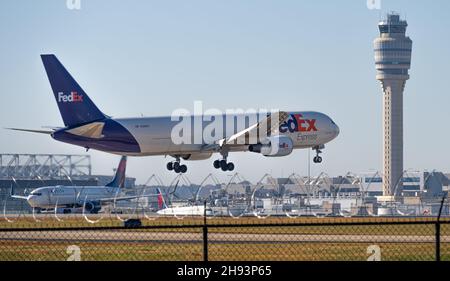 FedEx Express débarque à l'aéroport international Hartsfield-Jackson d'Atlanta à Atlanta, Géorgie.(ÉTATS-UNIS) Banque D'Images
