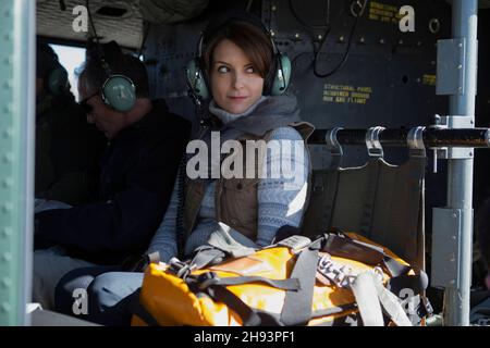 DATE DE PUBLICATION : le 4 mars 2016.TITRE: Whiskey Tango Foxtrot.STUDIO: Paramount Pictures.DIRECTEUR: Glenn FicarraJohn Requa.COMPLOT : une journaliste raconte sa couverture en Afghanistan pendant la guerre.AVEC: Tina Fey, Margot Robbie, Martin Freeman.(Image de crédit : © Paramount Pictures/Entertainment Pictures) Banque D'Images