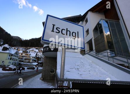 Ischgl, Autriche.03ème décembre 2021.Un signe de nom de lieu d'Ischgl se trouve près de la Silvrettabahn.Sur 03.12.Ischgl a ouvert la saison de ski dans des conditions 2G pendant le confinement en Autriche.Credit: Karl-Josef Hildenbrand/dpa/Alay Live News Banque D'Images