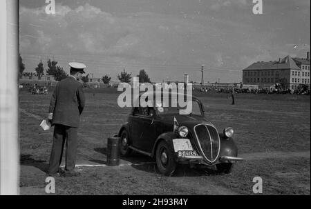 Varsovie, 1947-06-20.XIII Miêdzynarodowy Rajd Samochodowy Automobilklubu Polskiego (15-20 czerwca 1947).NZ. Konkurencja W jeŸdzie terenowej: Samochód podczas próby zrywu, hamowania i jazdy ty³em. ps/ms PAP/Stanis³aw D¹browieckiVarsovie, le 120 juin 1947.Le 13ème rassemblement international de voitures du Club automobile polonais (15 au 20 juin 1947).Photo: Rallye cross-coutry: Une voiture démarre, freine et va en marche arrière. ps/ms PAP/Stanislaw Dabrowiecki Banque D'Images