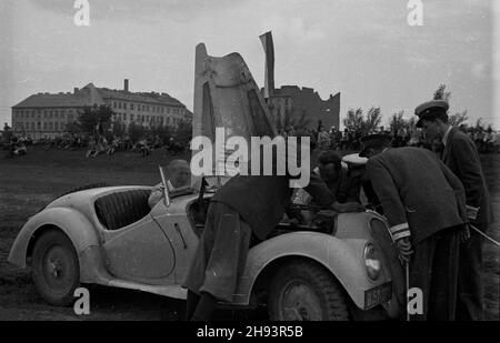 Varsovie, 1947-06-20.XIII Miêdzynarodowy Rajd Samochodowy Automobilklubu Polskiego (15-20 czerwca 1947).NZ. Uczestnicy rajdu zagl¹daj¹ pod maskê Lancii. ps/ms PAPVarsovie, le 120 juin 1947.Le 13ème rassemblement international de voitures du Club automobile polonais (15 au 20 juin 1947).Photo : les participants au rallye examinent le moteur de Lancia. ps/ms PAP Banque D'Images