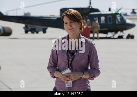 DATE DE PUBLICATION : le 4 mars 2016.TITRE: Whiskey Tango Foxtrot.STUDIO: Paramount Pictures.DIRECTEUR: Glenn FicarraJohn Requa.COMPLOT : une journaliste raconte sa couverture en Afghanistan pendant la guerre.AVEC: Tina Fey, Margot Robbie, Martin Freeman.(Image de crédit : © Paramount Pictures/Entertainment Pictures) Banque D'Images