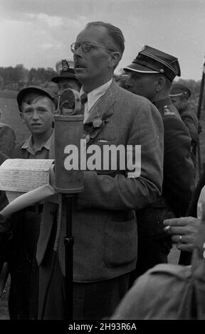 Varsovie, 1947-06-20.XIII Miêdzynarodowy Rajd Samochodowy Automobilklubu Polskiego (15-20 czerwca 1947).Og³aszanie wyników terenowej próby zrywu, hamowania i jazdy ty³em.NZ. Spiker in¿ynier Rychter. ps/ms PAP/Stanis³aw D¹browieckiVarsovie, le 120 juin 1947.Le 13ème rassemblement international de voitures du Club automobile polonais (15 au 20 juin 1947).Photo : le verdict du concours international est annoncé. ps/ms PAP/Stanislaw Dabrowiecki Banque D'Images