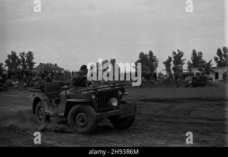 Varsovie, 1947-06-20.XIII Miêdzynarodowy Rajd Samochodowy Automobilklubu Polskiego (15-20 czerwca 1947).NZ. Samochód na trasie terenowej próby zrywu, hamowania i jazdy ty³em. ps/ms PAPVarsovie, le 120 juin 1947.Le 13ème rassemblement international de voitures du Club automobile polonais (15 au 20 juin 1947).Photo : une voiture dans le concours de cross-country. ps/ms PAP Banque D'Images