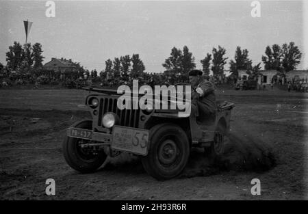 Varsovie, 1947-06-20.XIII Miêdzynarodowy Rajd Samochodowy Automobilklubu Polskiego (15-20 czerwca 1947).NZ. Kierowca na samochodzie Willys W konkurencji W jeŸdzie terenowej: Podczas próby zrywu, hamowania i jazdy ty³em. ps/ms PAP/Stanis³aw D¹browieckiVarsovie, le 120 juin 1947.Le 13ème rassemblement international de voitures du Club automobile polonais (15 au 20 juin 1947).Photo : Willys conduit pendant le concours de cross-country. ps/ms PAP/Stanislaw Dabrowiecki Banque D'Images