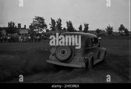 Varsovie, 1947-06-20.XIII Miêdzynarodowy Rajd Samochodowy Automobilklubu Polskiego (15-20 czerwca 1947).NZ. Samochód na trasie terenowej próby zrywu, hamowania i jazdy ty³em. ps/ms PAPVarsovie, le 120 juin 1947.Le 13ème rassemblement international de voitures du Club automobile polonais (15 au 20 juin 1947).Photo : une voiture pendant le concours de cross-country. ps/ms PAP Banque D'Images