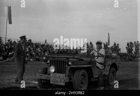 Varsovie, 1947-06-20.XIII Miêdzynarodowy Rajd Samochodowy Automobilklubu Polskiego (15-20 czerwca 1947).NZ. Kobieta-kierowca na samochodzie Willys W konkurencji W jeŸdzie terenowej: Podczas próby zrywu, hamowania i jazdy ty³em. ps/ms PAPVarsovie, le 120 juin 1947.Le 13ème rassemblement international de voitures du Club automobile polonais (15 au 20 juin 1947).Photo : une femme-pilote à Willys pendant le concours de cross-country. ps/ms PAP Banque D'Images