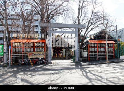 Le sanctuaire Namiyoke Inari est un petit sanctuaire situé à Tsukiji, près du célèbre marché aux poissons de Tokyo.Il a été construit dans la période Edo. Banque D'Images