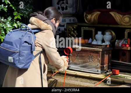 Le sanctuaire Namiyoke Inari est un petit sanctuaire situé à Tsukiji, près du célèbre marché aux poissons de Tokyo.Il a été construit dans la période Edo. Banque D'Images