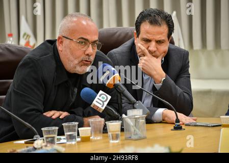 Umm Al-Fahm, Israël.03ème décembre 2021.Mansour Abbas (liste arabe unie / Raám), Ahmad Tibi (liste commune / Ta’al), Ayman Odeh (liste commune / Hadash) et Osama Saadi (liste commune / Ta’al) lors d’une conférence de presse dans la municipalité d’Umm Al-Fahm vendredi soir.Jeudi matin, la victime de 125 2021 victimes de violences et de crimes au sein de la société arabe a été assassinée.Les affrontements entre les deux familles concernées se sont intensifiés, notamment en mettant en place des maisons incendiées et en faisant usage d'armes à feu.Pour cette raison, les forces de police avaient pénétré dans le quartier, utilisant des gaz de taregas pour prendre le contrôle du site.Six ont été arrêtés.Le vendredi mois Banque D'Images