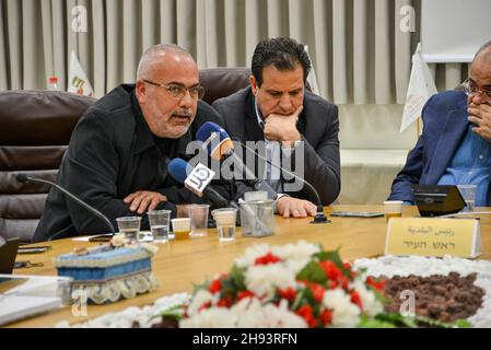 Umm Al-Fahm, Israël.03ème décembre 2021.Mansour Abbas (liste arabe unie / Raám), Ahmad Tibi (liste commune / Ta’al), Ayman Odeh (liste commune / Hadash) et Osama Saadi (liste commune / Ta’al) lors d’une conférence de presse dans la municipalité d’Umm Al-Fahm vendredi soir.Jeudi matin, la victime de 125 2021 victimes de violences et de crimes au sein de la société arabe a été assassinée.Les affrontements entre les deux familles concernées se sont intensifiés, notamment en mettant en place des maisons incendiées et en faisant usage d'armes à feu.Pour cette raison, les forces de police avaient pénétré dans le quartier, utilisant des gaz de taregas pour prendre le contrôle du site.Six ont été arrêtés.Le vendredi mois Banque D'Images